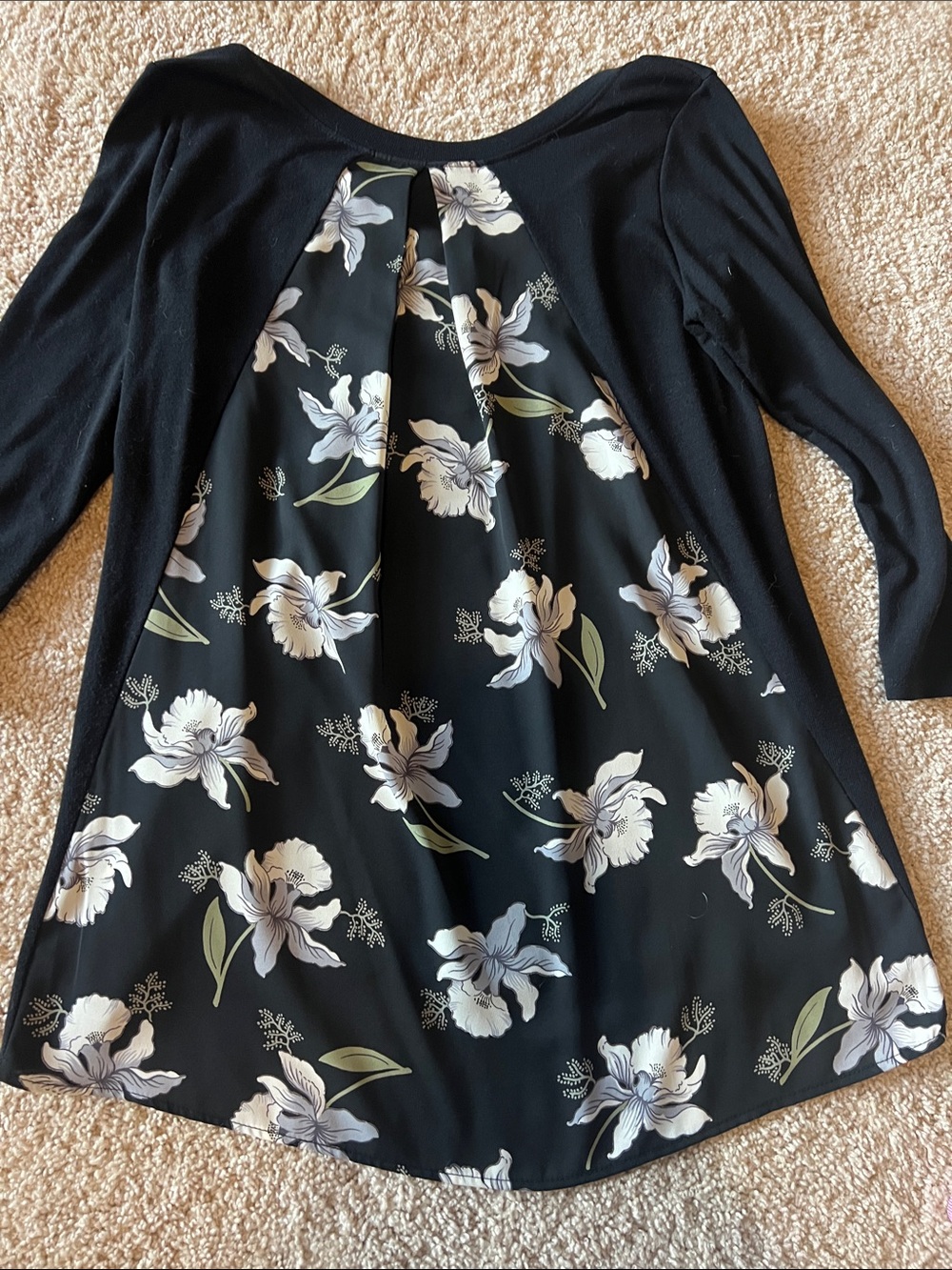 Stitch Fix Kayleigh Small Women’s Black V-Neck floral back 3/4 sleeve shirt